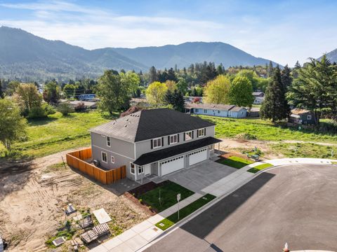 Tiny photo for 167 SE Champagne Court, Grants Pass, OR 97527 (MLS # 220221305)