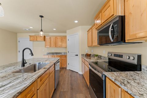 Tiny photo for 167 SE Champagne Court, Grants Pass, OR 97527 (MLS # 220221305)