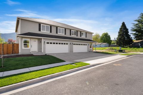 Photo of 167 SE Champagne Court, Grants Pass, OR 97527 (MLS # 220221305)