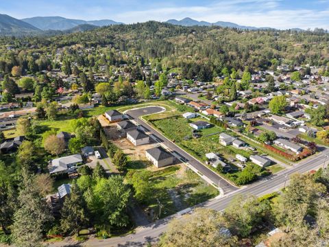 Tiny photo for 167 SE Champagne Court, Grants Pass, OR 97527 (MLS # 220221305)