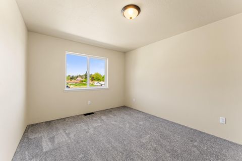 Tiny photo for 167 SE Champagne Court, Grants Pass, OR 97527 (MLS # 220221305)