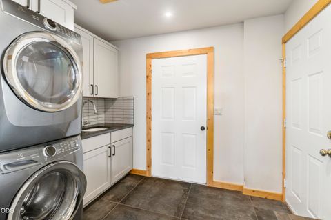 Tiny photo for 6801 SW McVey Avenue, Redmond, OR 97756 (MLS # 220223395)