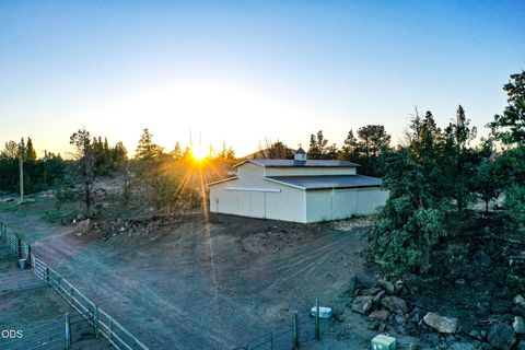 Tiny photo for 6801 SW McVey Avenue, Redmond, OR 97756 (MLS # 220223395)