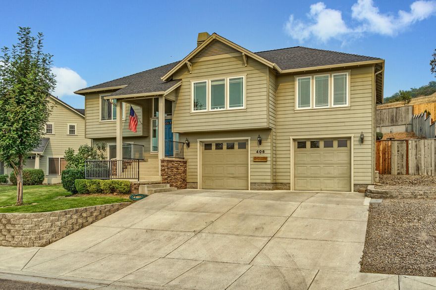 Upscale home with spacious backyard patio made for entertaining, including an in-ground gunite pool. This home has 4 bedrooms, 3 full bathrooms, PLUS a Bonus Room.
The main level includes the living room, kitchen, dining room, master suite, and two other bedrooms (split floor plan). The living room is light and bright with beautiful SW
mountain views, vaulted ceilings, and a cozy gas fireplace. The kitchen & dining room overlook the private backyard, covered patio & pool. There is abundant cabinetry in
the kitchen with granite countertops, stainless steel appliances, and nicely re-finished oak hardwood floors throughout kitchen & dining. The master bedroom suite
features a coffered ceiling detail, a huge walk-in closet and master bath with additional linen storage and dual sinks. The floor plan has the potential for a 2-family setup
with another bedroom, full bath, bonus room and laundry room on the lower level. The 2-car garage is oversized, finished, and attached.