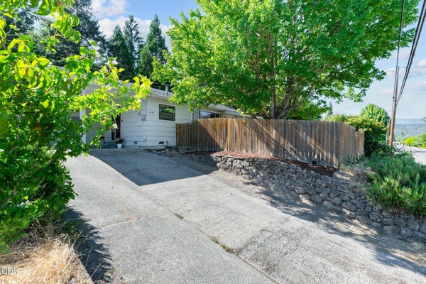 1234 NW HIGHLAND AVE, GRANTS PASS, OR 97526 - Image 025ce250d7a3df84b38f31b76c80e8a2/2748988696