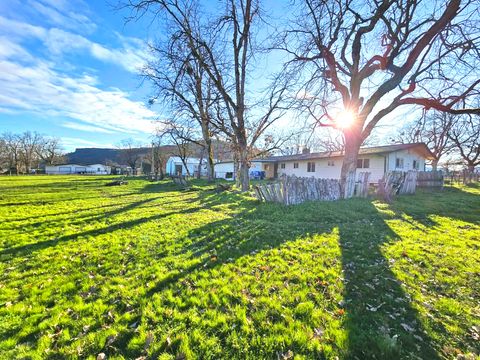 Photo of 11220 Duggan Road, Central Point, OR 97502 (MLS # 220215219)