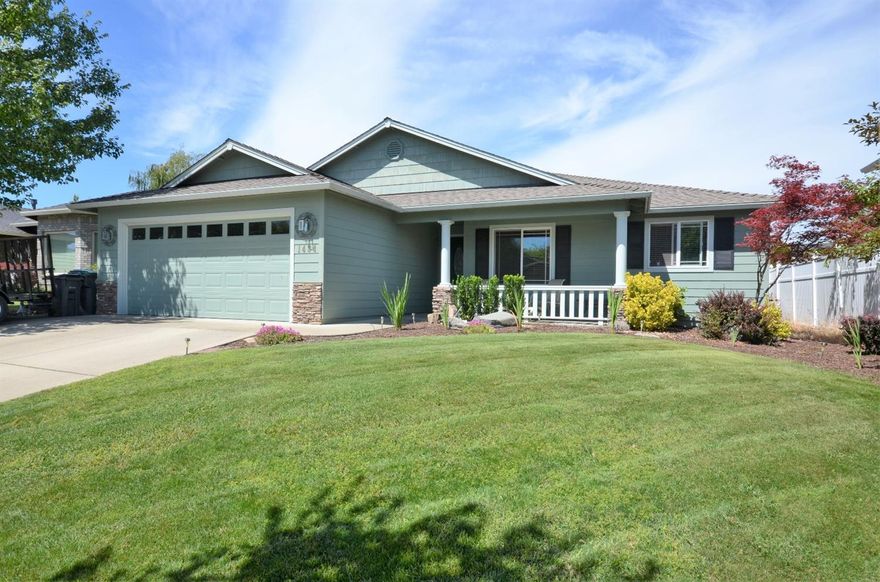 What a great home in a great neighborhood! This move in ready home offers a wide open floor plan that makes entertaining easy. The kitchen has several cabinets for storage and a ton of counter space for an avid cook. Hard wood floors throughout give this home a lot of character and class. You won't want to miss out on this cutie!