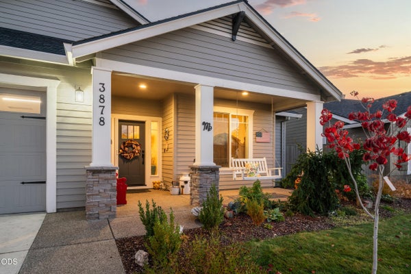 3878 ARENA DR, MEDFORD, OR 97504 - Image 02c72bbeb85d268c69a5e82f03feb70c/157393712