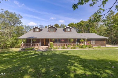 Photo of 343 High Ridge Terrace, Grants Pass, OR 97526 (MLS # 220224474)