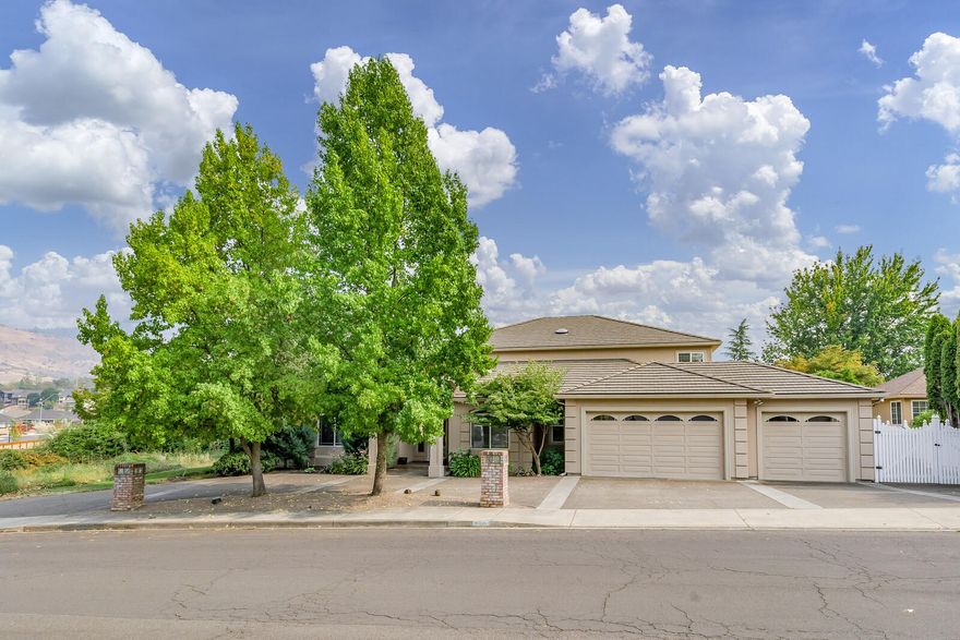 Amazing 4,422 sq ft home located in a great E Medford neighborhood. This beautiful home was built in 1996, recently remodeled & features lots of natural light, an open floor plan concept, 4 bedrooms, 2.5 bathrooms, living & family room, office/den, tile floors, grand entry way & high ceilings. Huge family room has entertainment center, gas fireplace w/new surround. Gorgeous kitchen was completely remodeled & offers beautiful granite counters, large island w/raised bar, wolf gas range top, soft close cabinets, Electrolux double ovens, trash compactor, granite composed sink, walk-in pantry. Large master bedroom and 2nd bedroom & office/den are located downstairs. Master suite has walk-in closet, attached master bathroom with steam shower, deep jetted tub & dual sinks. Additional bedrooms are nice-sized, abundant storage throughout. Laundry w/utility sink, pet shower stall & cabinetry. Great back patio & wonderful backyard w/mountain views. Attached finished 3 car garage. Move-in ready.