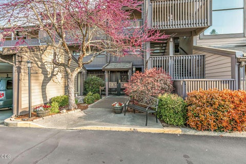 Photo of 115 Rogue River Highway #APT 302, Grants Pass, OR 97527 (MLS # 220223681)