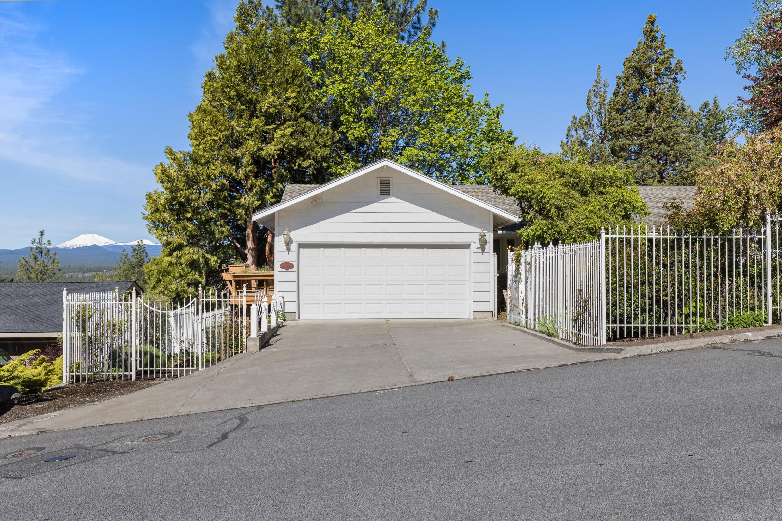 2101 NW Cascade View Drive