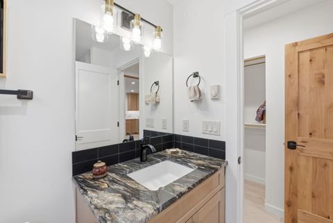 Tiny photo for 337 W Jefferson Avenue #1, Sisters, OR 97759 (MLS # 220216999)