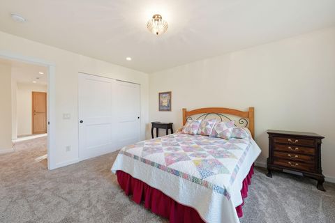Tiny photo for 337 W Jefferson Avenue #1, Sisters, OR 97759 (MLS # 220216999)