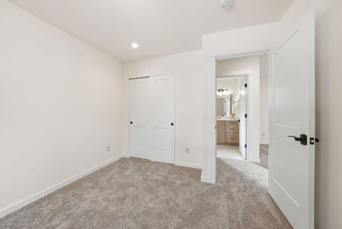 Tiny photo for 337 W Jefferson Avenue #1, Sisters, OR 97759 (MLS # 220216999)