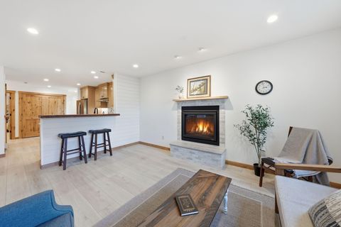 Tiny photo for 337 W Jefferson Avenue #1, Sisters, OR 97759 (MLS # 220216999)