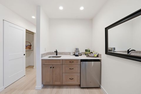 Tiny photo for 337 W Jefferson Avenue #1, Sisters, OR 97759 (MLS # 220216999)