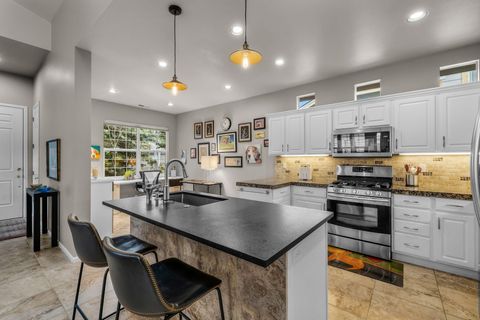 Tiny photo for 61578 Devils Lake Drive, Bend, OR 97702 (MLS # 220219915)