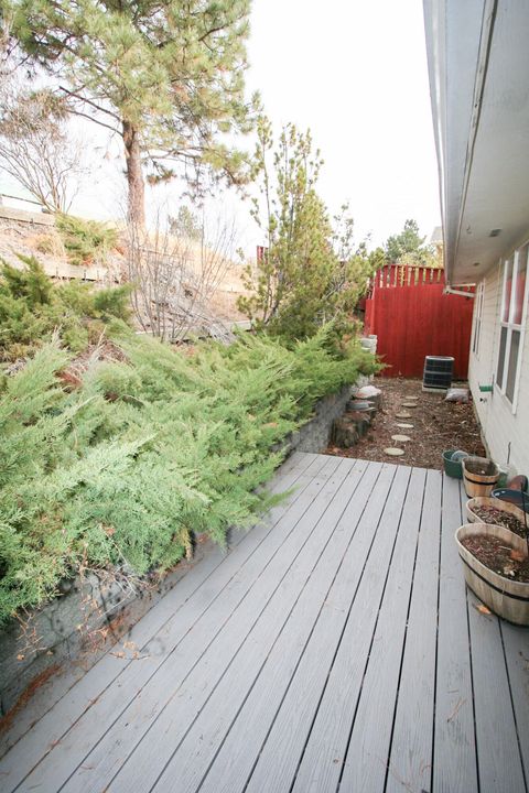 Tiny photo for 167 Peach Street, Klamath Falls, OR 97601 (MLS # 220212745)