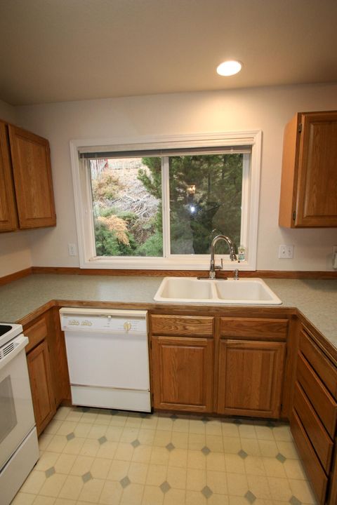 Tiny photo for 167 Peach Street, Klamath Falls, OR 97601 (MLS # 220212745)