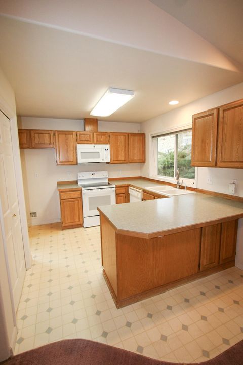 Tiny photo for 167 Peach Street, Klamath Falls, OR 97601 (MLS # 220212745)