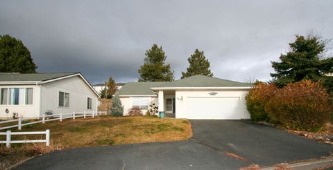 Photo of 167 Peach Street, Klamath Falls, OR 97601 (MLS # 220212745)