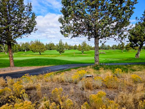 Photo of 855 Golden Pheasant Drive, Redmond, OR 97756 (MLS # 220210183)