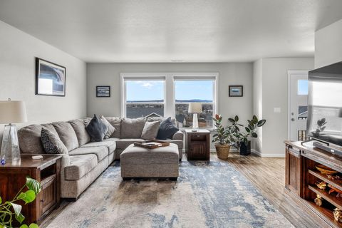 Photo of 433 SE Larkspur Drive, Madras, OR 97741 (MLS # 220215110)