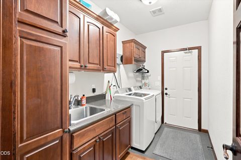 Tiny photo for 3716 Sherwood Park Drive, Medford, OR 97504 (MLS # 220225848)