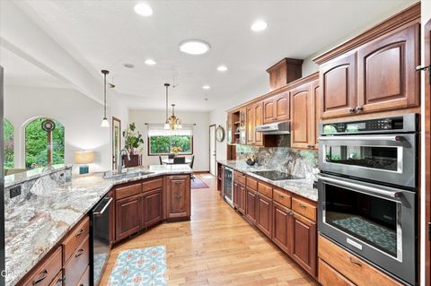 Tiny photo for 3716 Sherwood Park Drive, Medford, OR 97504 (MLS # 220225848)