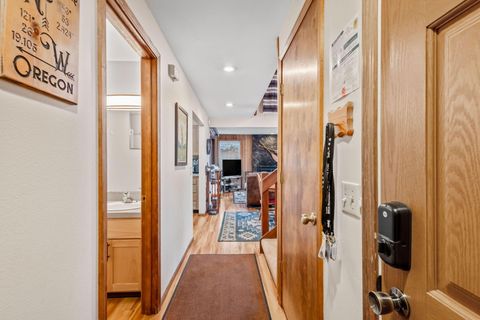 Tiny photo for 57328 Mountain View Lane, Sunriver, OR 97707 (MLS # 220210301)