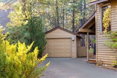 Tiny photo for 57328 Mountain View Lane, Sunriver, OR 97707 (MLS # 220210301)