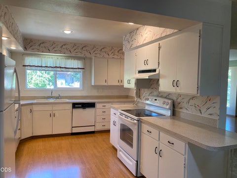 Tiny photo for 2433 Redwood Drive, Klamath Falls, OR 97601 (MLS # 220226628)