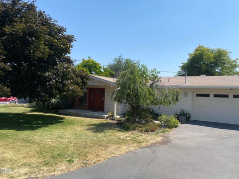 Photo of 2433 Redwood Drive, Klamath Falls, OR 97601 (MLS # 220226628)