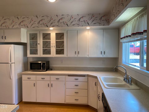 Tiny photo for 2433 Redwood Drive, Klamath Falls, OR 97601 (MLS # 220226628)