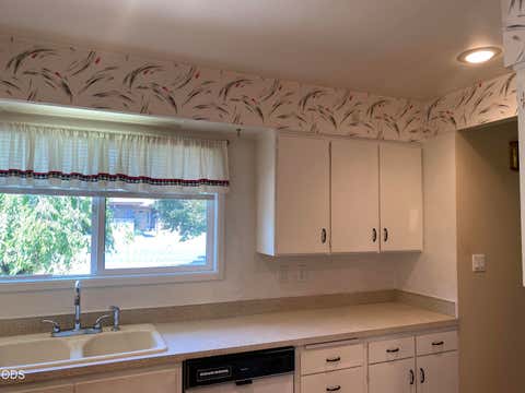 Tiny photo for 2433 Redwood Drive, Klamath Falls, OR 97601 (MLS # 220226628)