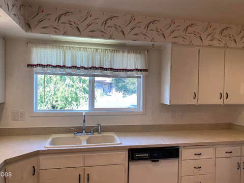 Tiny photo for 2433 Redwood Drive, Klamath Falls, OR 97601 (MLS # 220226628)