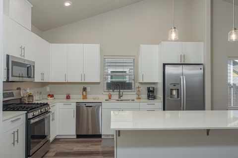 Tiny photo for 16662 Cabin Lake Lane, La Pine, OR 97739 (MLS # 220200615)