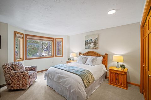 Tiny photo for 17948 Shadow Lane #7, Sunriver, OR 97707 (MLS # 220221638)