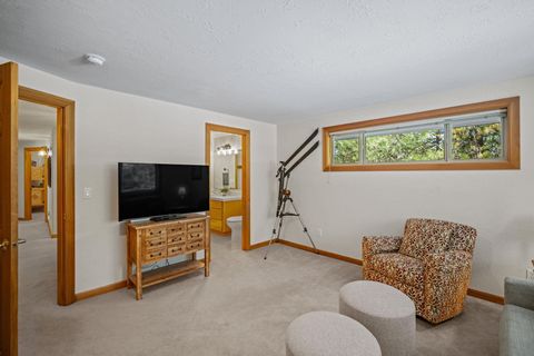 Tiny photo for 17948 Shadow Lane #7, Sunriver, OR 97707 (MLS # 220221638)