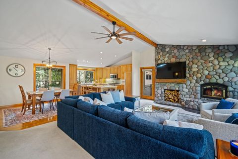 Tiny photo for 17948 Shadow Lane #7, Sunriver, OR 97707 (MLS # 220221638)