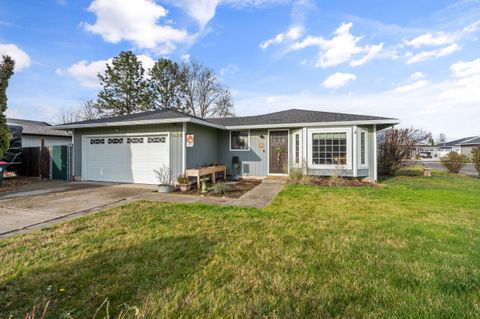 Photo of 1426 Timothy Street, Central Point, OR 97502 (MLS # 220213036)