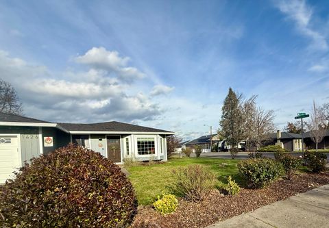 Photo of 1426 Timothy Street, Central Point, OR 97502 (MLS # 220213036)