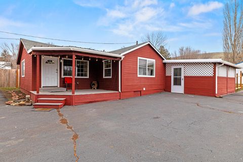 Tiny photo for 2101 Ogden Street, Klamath Falls, OR 97603 (MLS # 220213588)