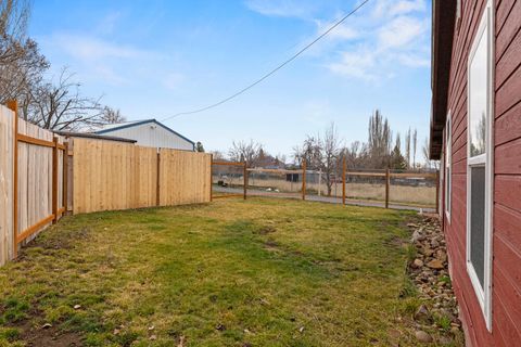 Tiny photo for 2101 Ogden Street, Klamath Falls, OR 97603 (MLS # 220213588)