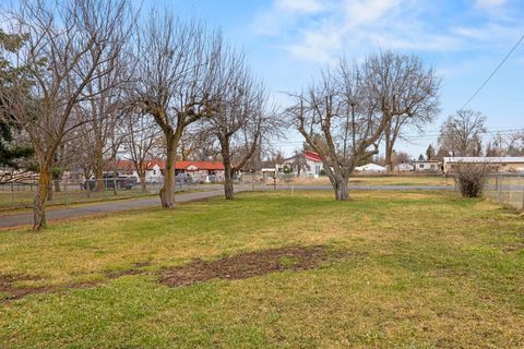 Tiny photo for 2101 Ogden Street, Klamath Falls, OR 97603 (MLS # 220213588)
