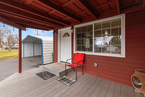 Tiny photo for 2101 Ogden Street, Klamath Falls, OR 97603 (MLS # 220213588)