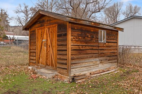 Tiny photo for 2101 Ogden Street, Klamath Falls, OR 97603 (MLS # 220213588)