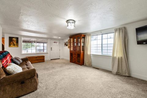 Tiny photo for 2101 Ogden Street, Klamath Falls, OR 97603 (MLS # 220213588)