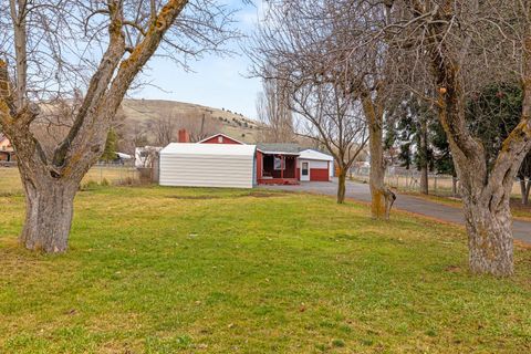 Tiny photo for 2101 Ogden Street, Klamath Falls, OR 97603 (MLS # 220213588)